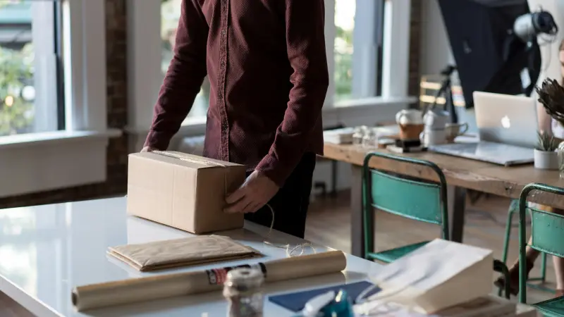 Paketleme masasında kargo hazırlığı yapan e-ticaret işletmecisi